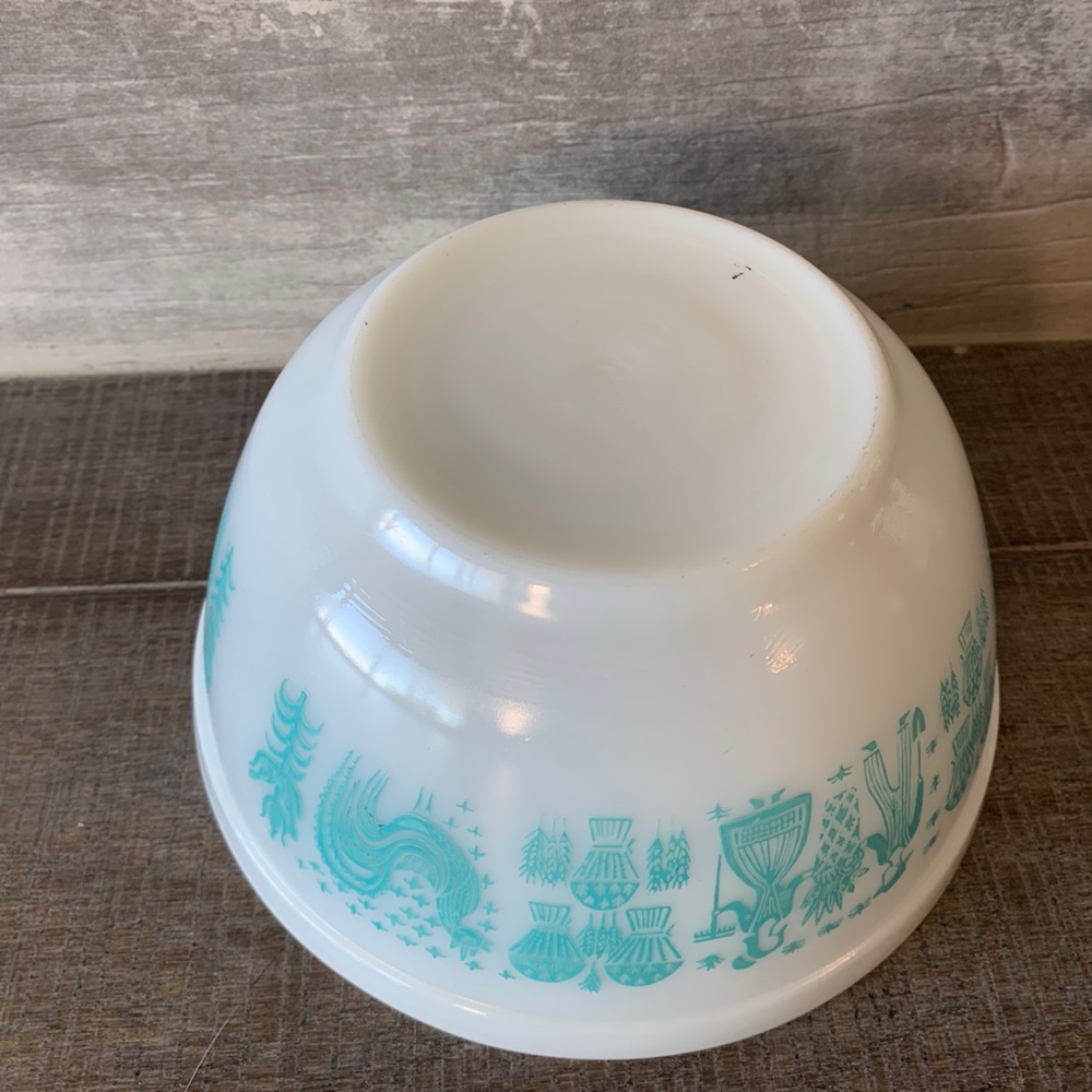 Vintage Pyrex Amish Butterprint Mixing Bowl # 402 White Turquoise 1.5 Qt - Picture 4 of 6